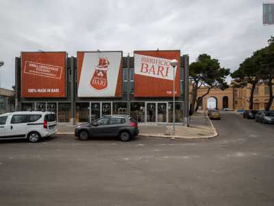Vi accediamo superando le insegne biancorosse presenti all�esterno...